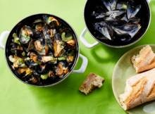 Moules marinières (klassieke mosselen) zoals het hoort: met sjalot, knoflook en wijn.