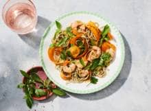 Eet deze koude noedelsalade met kruidenolie en garnalen of maak het vegetarisch met tofu. 