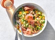 Ziezo, het is tijd voor deze salade met orzo!