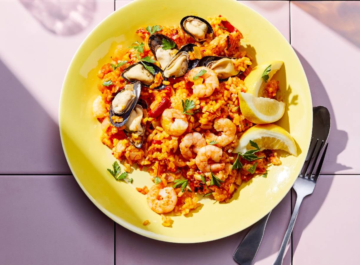 Paella met garnalen en mosselen