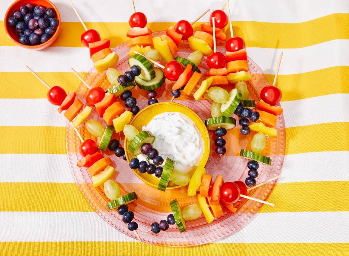Regenboogspiesjes met yoghurtdip