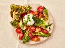 Nectarine grillen? Ja, zeker! Heerlijk in deze salade met tomaat en burrata.