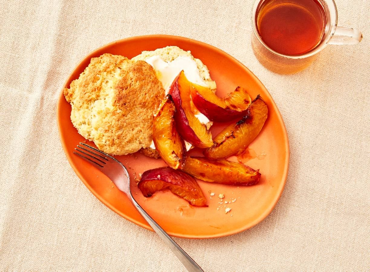 Shortcakes met in de oven gebakken nectarine en crème fraîche