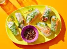 They see you rolling! Deze summer rolls zijn - je raadt het al - perfect voor in de zomer. Lekker met Vietnamese (waar de roots van dit gerecht liggen) nuoc mam dipsaus.