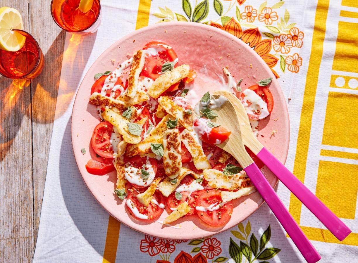 Tomatensalade met halloumi en korianderzaad