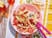 Halloumi is een kaas die zich perfect laat bakken, grillen of frituren. Lekker in een tomatensalade met korianderzaad.