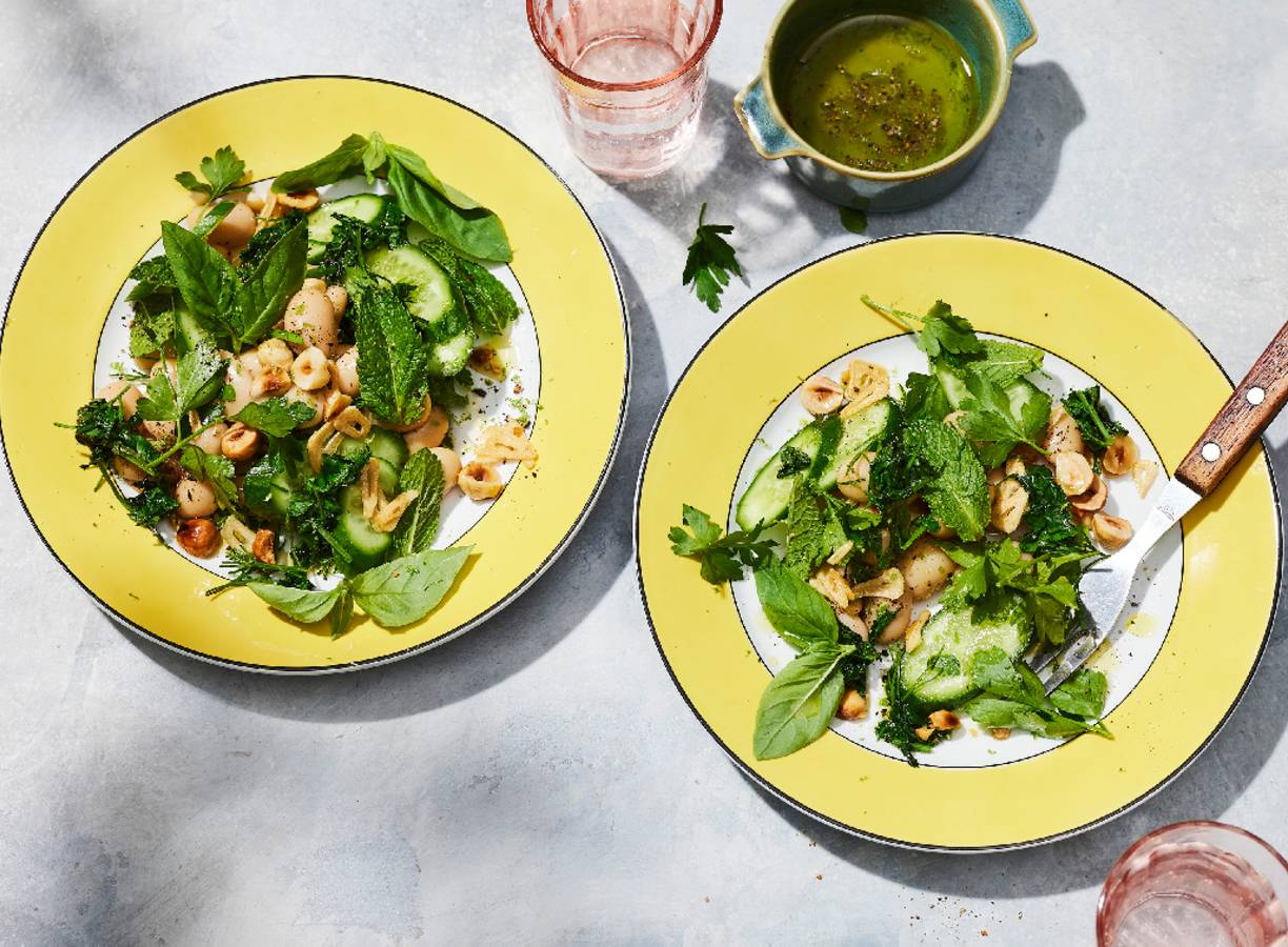 Tuinkruidensalade met crispy knoflook