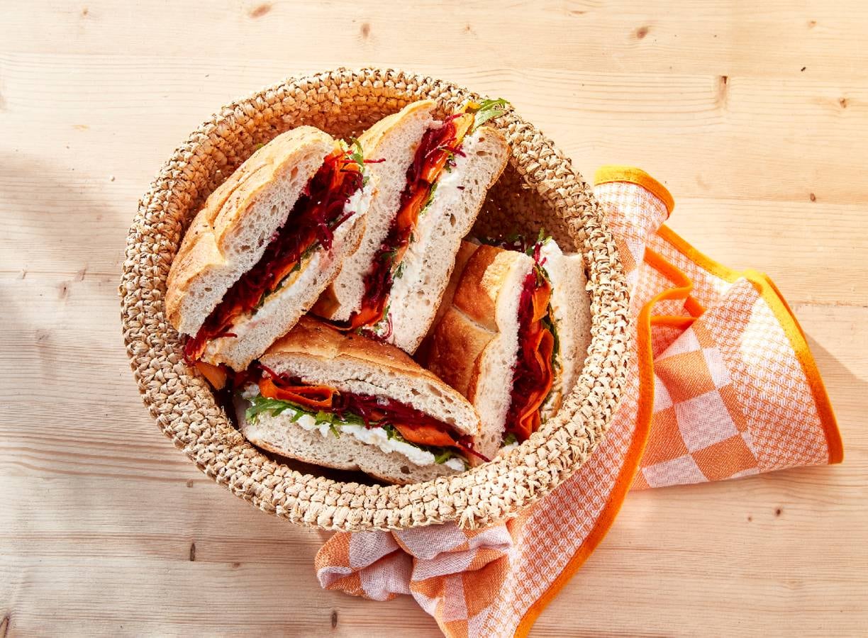 Turks brood met feta, wortel en harissa