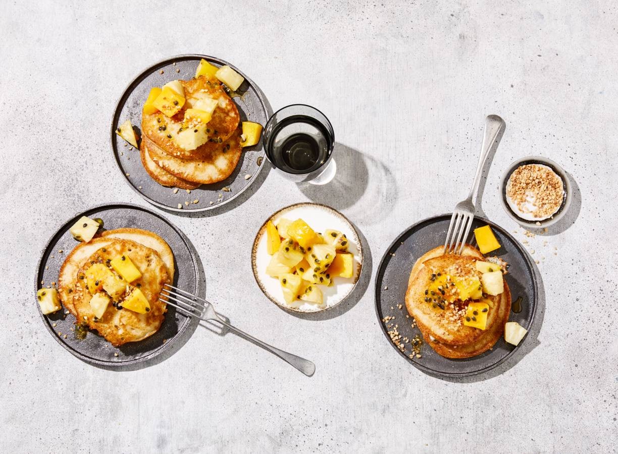 Vegan pancakes met kokos, mango en ananas