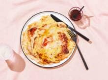 Spek-kaaspannenkoeken (+ met voor de liefhebber stroop) zijn de beste. Met dit recept maak je ze 100% vegan.