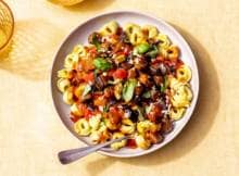 Een goed gevulde pasta en een volle, pure tomatensaus is de perfecte basis voor een gerecht vol smaak.
