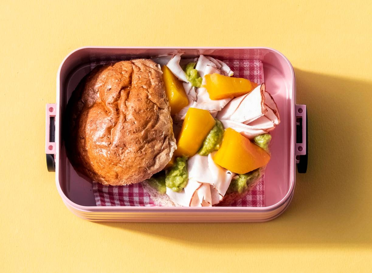 Broodje kipfilet, mango en guacamole