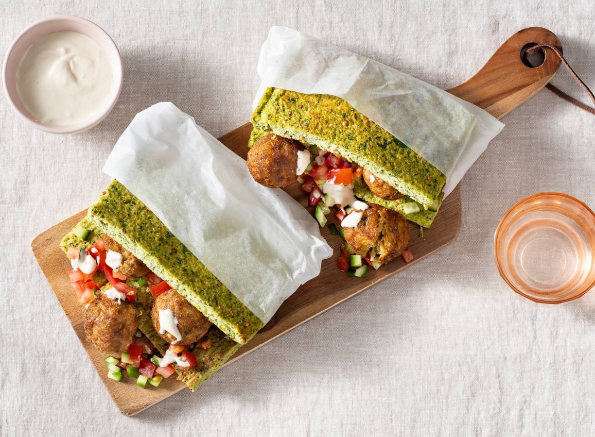 Broccolibroodjes met falafel en tahin-citroensaus (tarator)