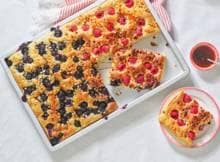 De tip voor snel veel pannenkoeken maken: bak ze in de oven! Deze traybake is hét ultieme ontbijt, brunch-gerecht of toetje voor de pancake lover.