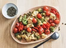 Weinig tijd en zin in veel groenten? Maak geroosterde bloemkool, broccoli, paprika en tomaatjes uit de oven; in 5 minuten schuif je alles er al in.