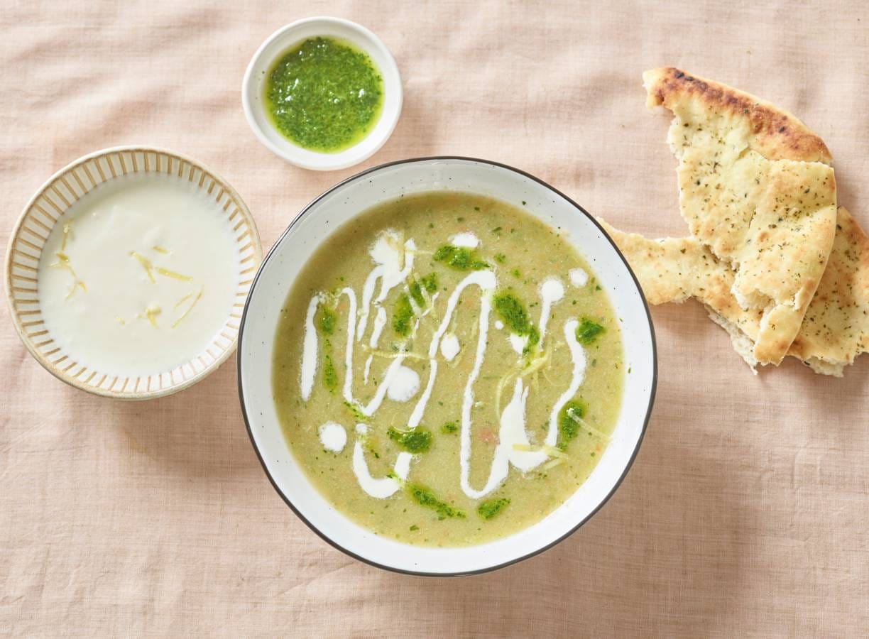 Gladde groentesoep met feta-crème en peterselieolie