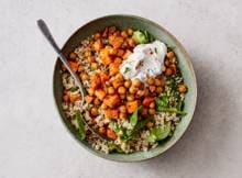 Keukengeheim: kikkererwten worden heerlijk knapperig als je ze roostert in de oven. Gebruik ze daarna eens als crunchy topping voor deze bowl.