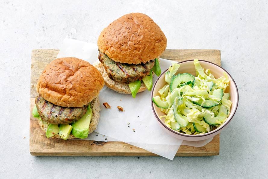 Kipburgers met volkorenbroodje en rauwkostsalade