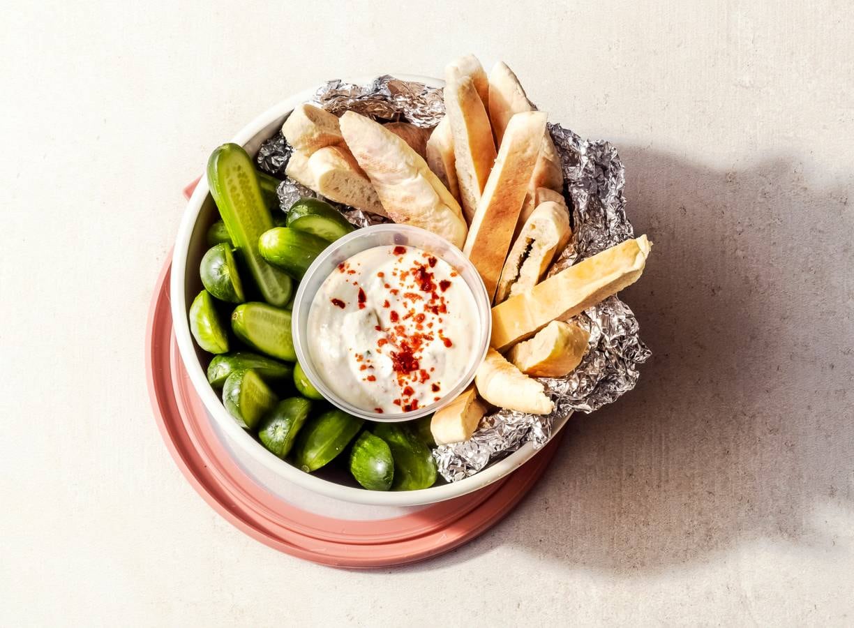 Pita met whipped feta, komkommer en oregano