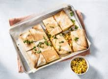 Losse quesadilla's, heel lekker. Maar quesadilla's in de vorm van een traybake als avondeten zijn pas het echte werk.