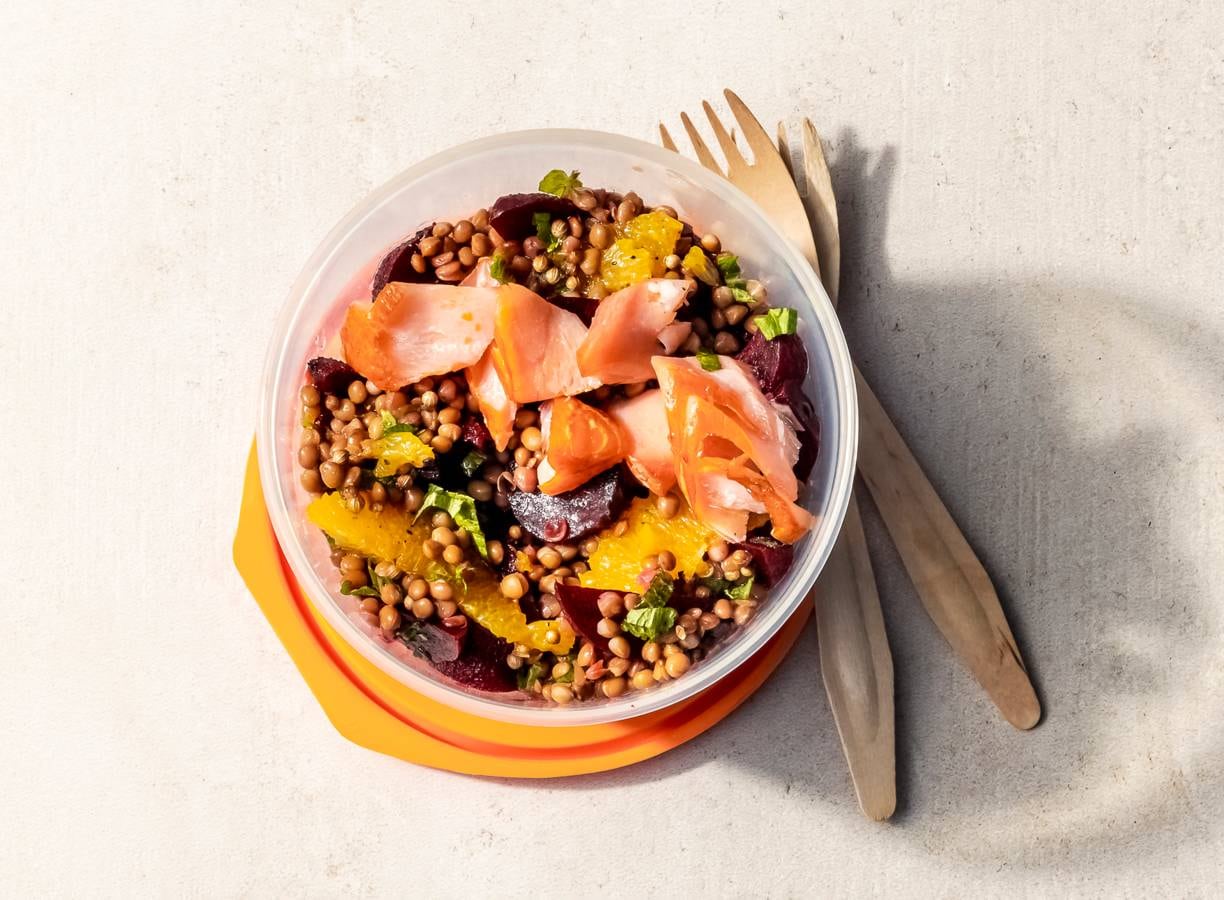 Salade met bietjes, zalm, sinaasappel en munt