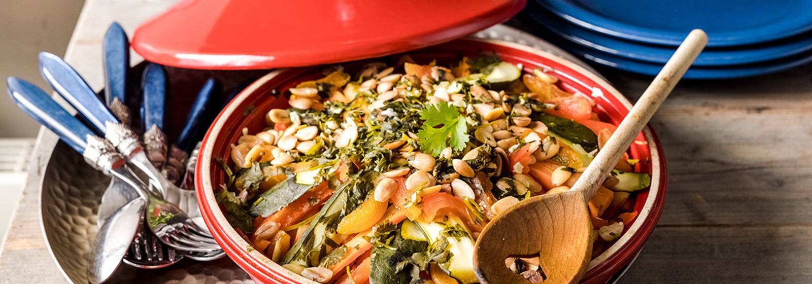 Eenpansgerecht vol smaak; tajine met kip en groente (courgette, wortel