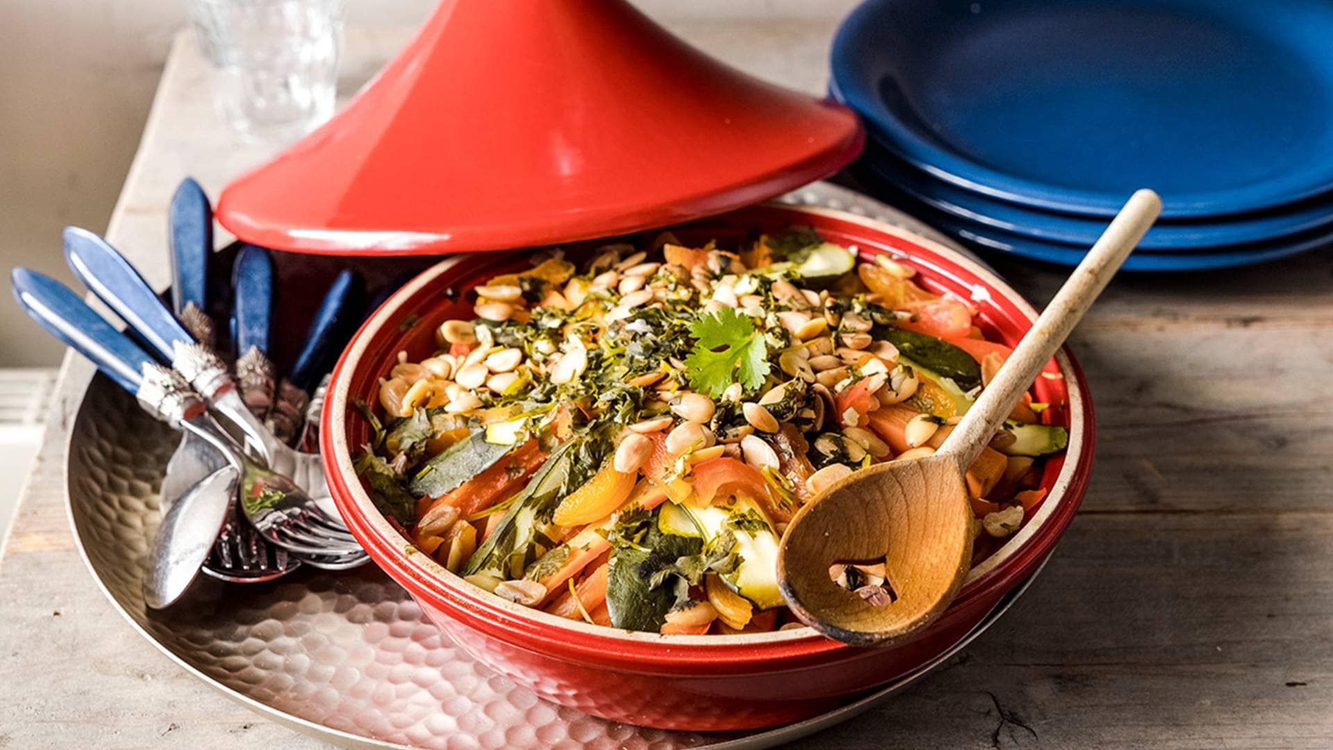 Eenpansgerecht vol smaak; tajine met kip en groente (courgette, wortel