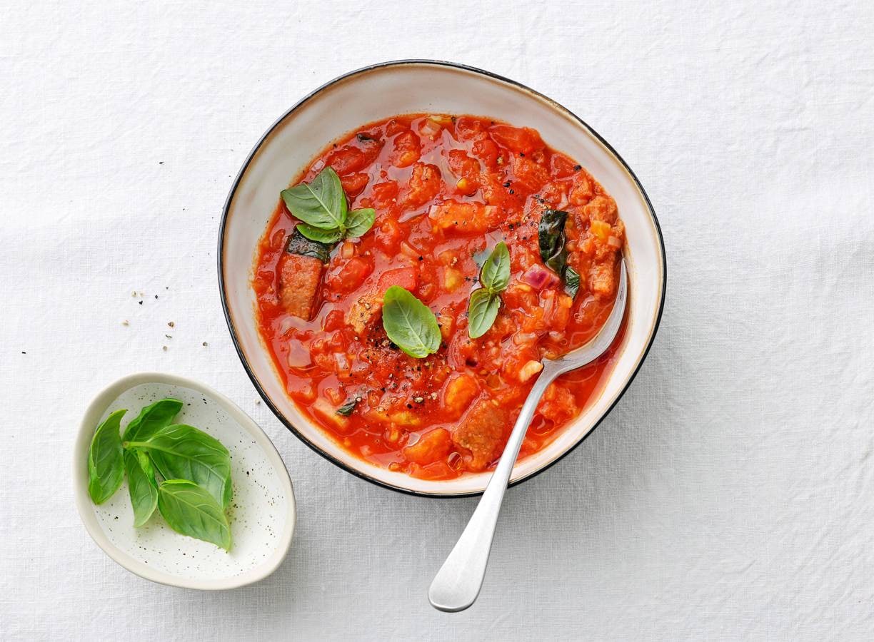Tomaat-broodsoep met basilicum