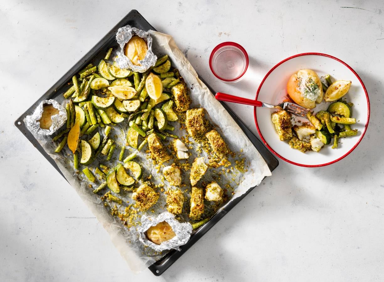 Traybake van kabeljauw, groene asperges en gepofte aardappel