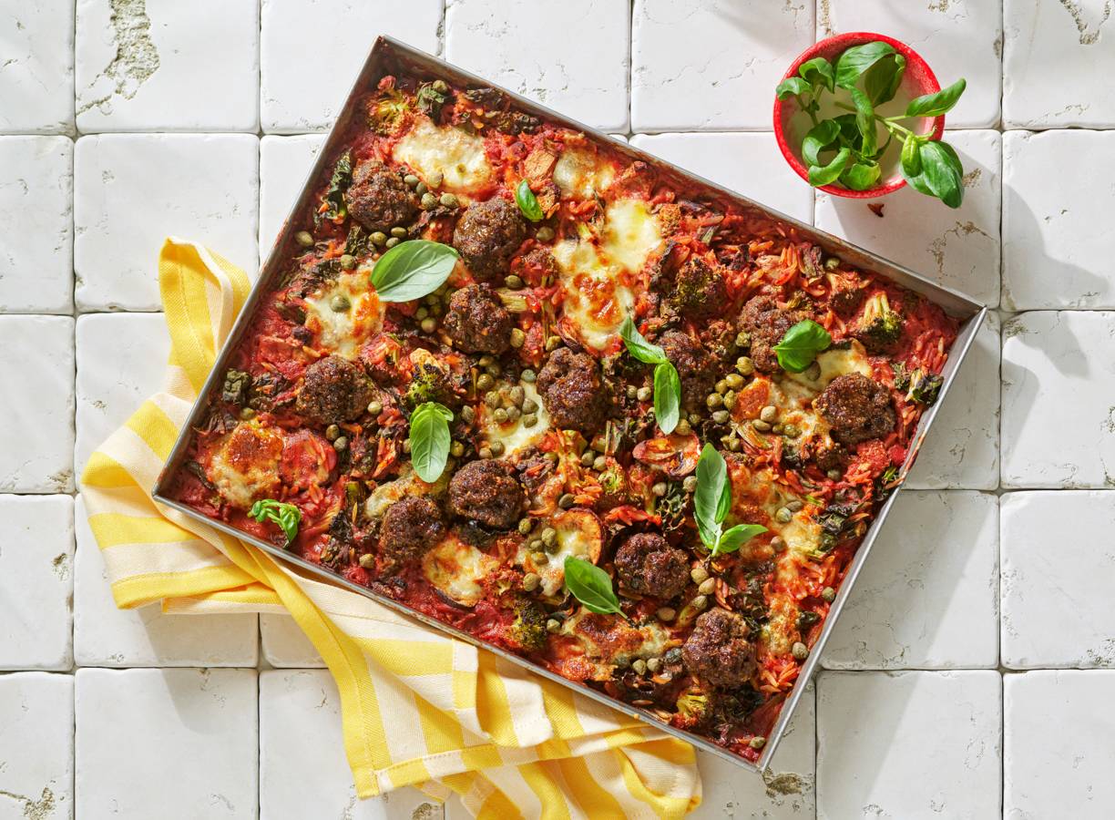 Traybake van orzo met gehaktballetjes in tomatensaus