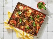 We love gehaktballetjes in tomatensaus! En met deze traybake met orzo (pasta) en mozzarella eet jij het lekkere borrelhapje gewoon als avondeten.