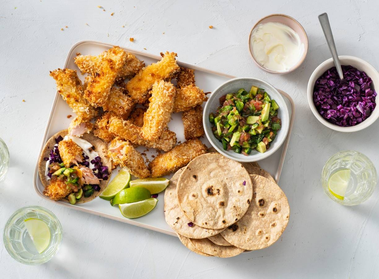 Zalmvissticks uit de oven met taco's en salsa