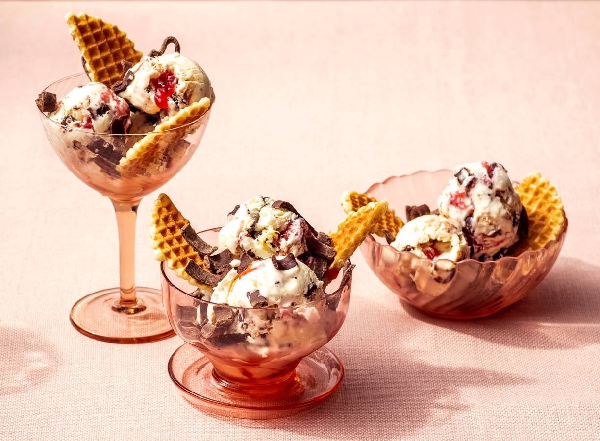 Zelfgemaakt ijs met chocoladevlokken, jam en wafels (advertorial)