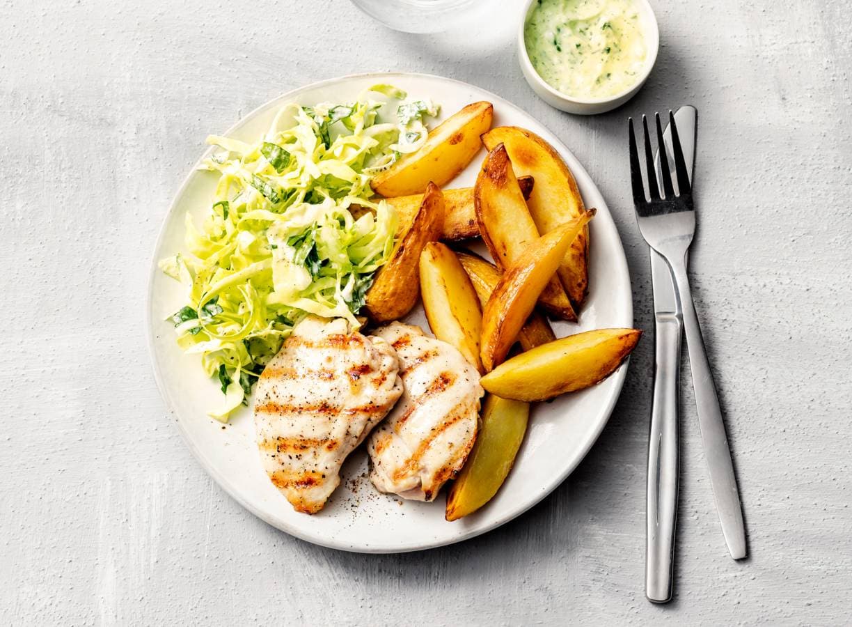 Geroosterde aardappeltjes met gegrilde kipdij en koolsla