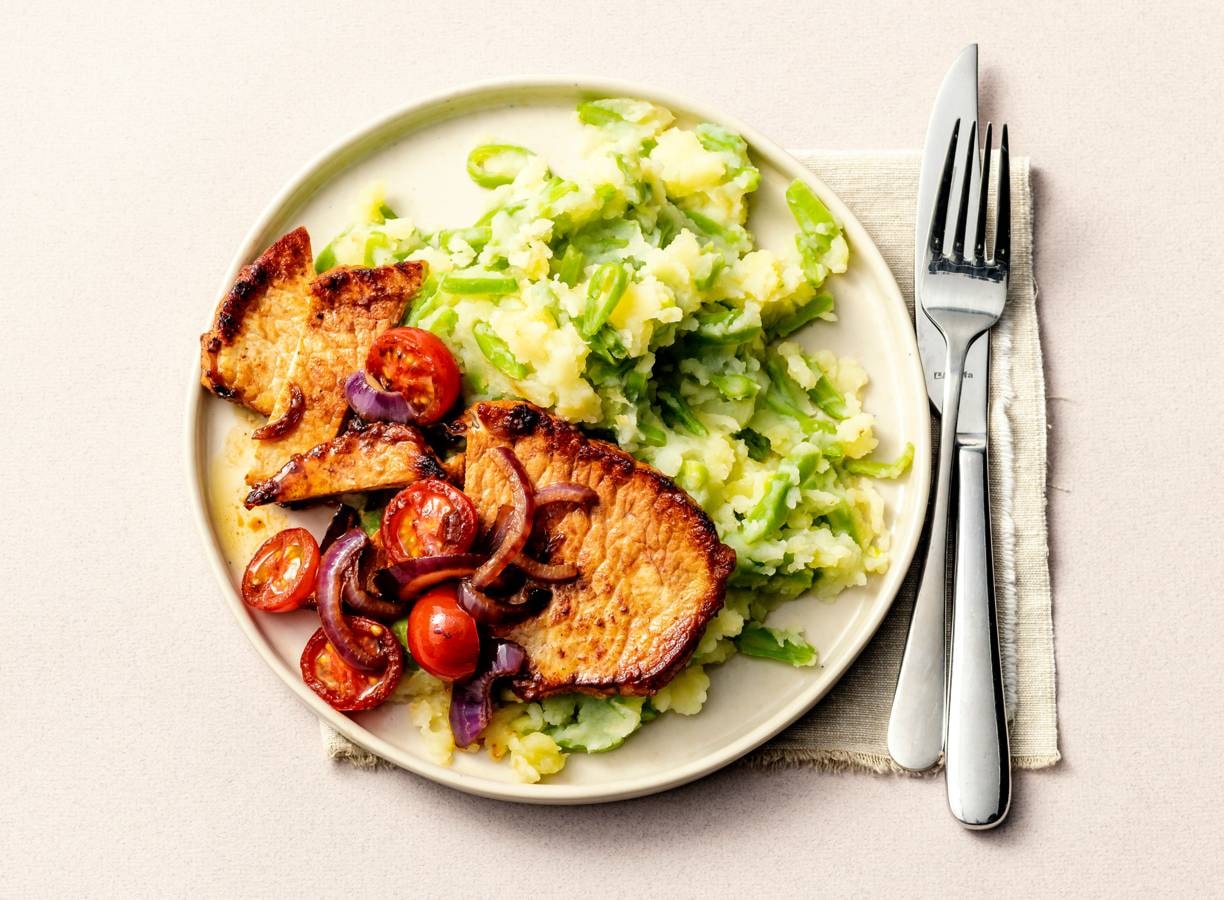 Snijbonenstamppot met filetlapjes en gebakken tomaten