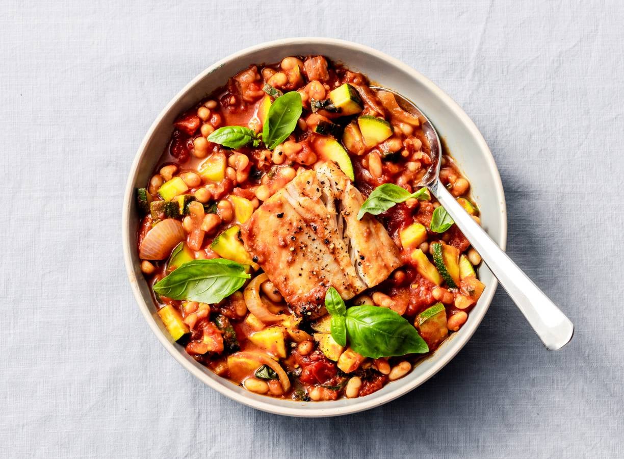 Visstoofpot met courgette en witte bonen