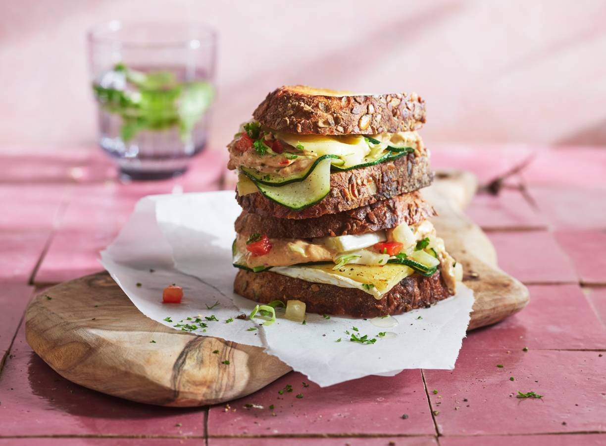 Pittige tonijntosti’s met brie en courgette