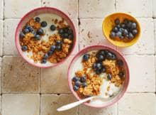 Genoeg van elke dag hetzelfde ontbijt? Begin de dag dan eens met granola van sesamzaad. Yakult-yoghurt erbij, goedemorgen!