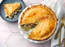 De combinatie van geroosterde of gepocheerde kip, wortel, prei, champignons en tuinkruiden en boterig deeg is een Britse klassieker én comfort food eerste klas.