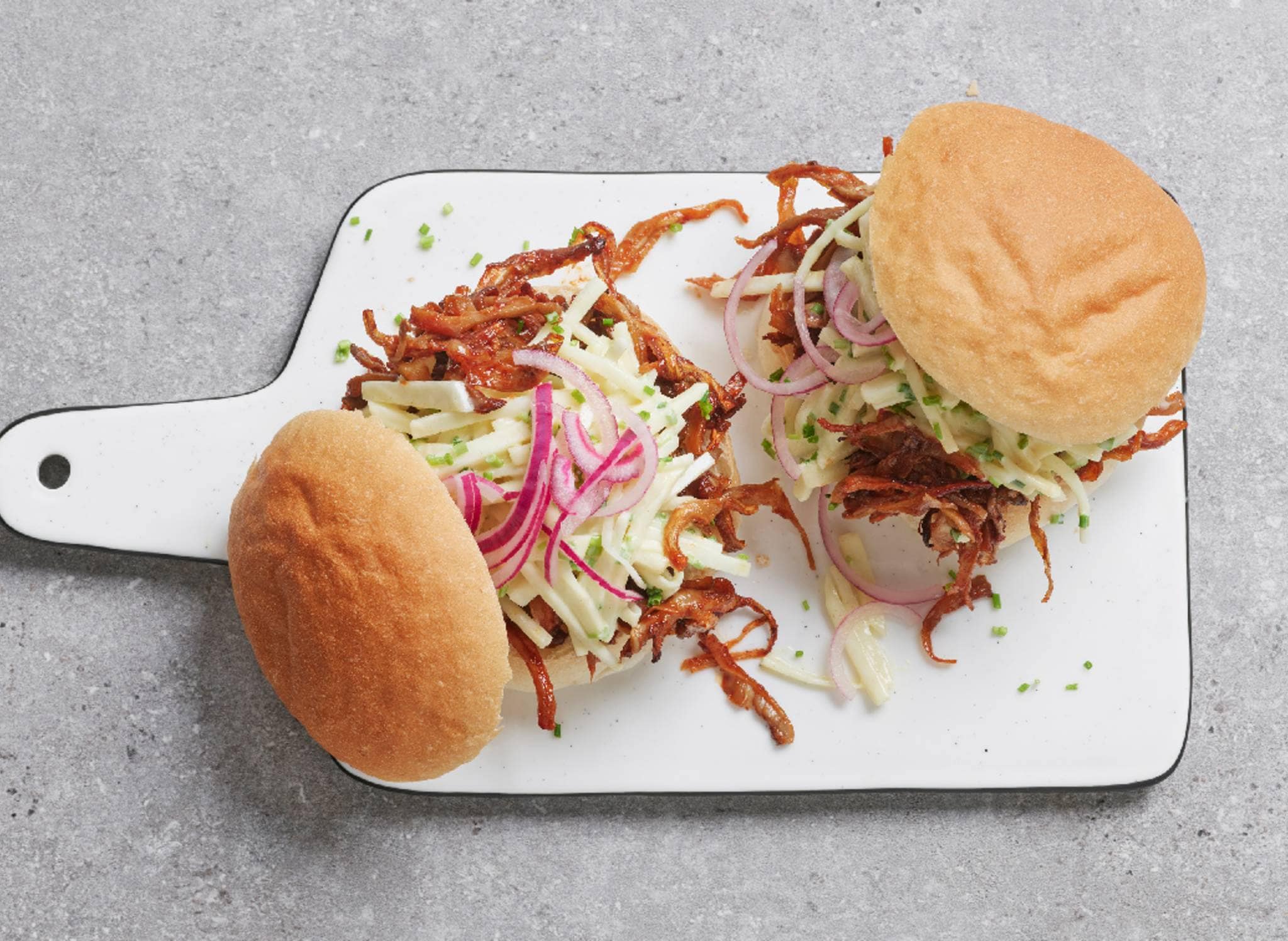 Broodje pulled paddo's met barbecuesaus en knolselderijsalade-image