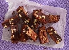 Voed je chocoliefde met deze brownies met witte chocolade én pure chocolade.