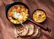 Echt herfstig comfortfood = deze vegan curry met zelfgemaakt vegan naanbrood.