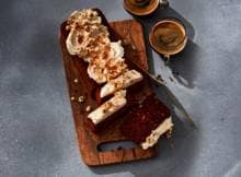 Kiezen tussen no bake cheesecake, chocoladecake en een kop koffie is niet nodig met een onweerstaanbare plak van deze cake.