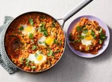 Deze lekkere linzenstoof heeft iets weg van shakshuka; bereid in één pan en met 'n eitje on top.