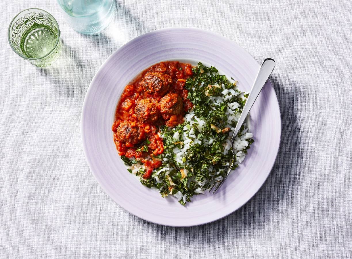 Rijst met vegaballetjes, boerenkool, knoflook en tomatensaus