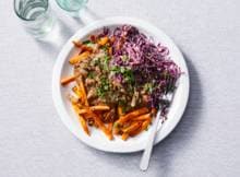 Frietje stoof als avondeten? Met een rodekoolsalade erbij en zoete-aardappel als friet eet je ook nog eens veel groente!