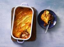 Een Shepherd's pie is een klassiek Brits gerecht dat gemaakt wordt met lamsgehakt, vandaar 'shepherd' in de naam. In deze versie gebruiken we rundergehakt.