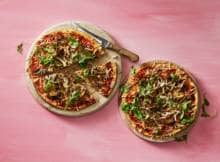 Pizza party met deze vegan pizza funghi! De truffelolie maakt het feestje af.