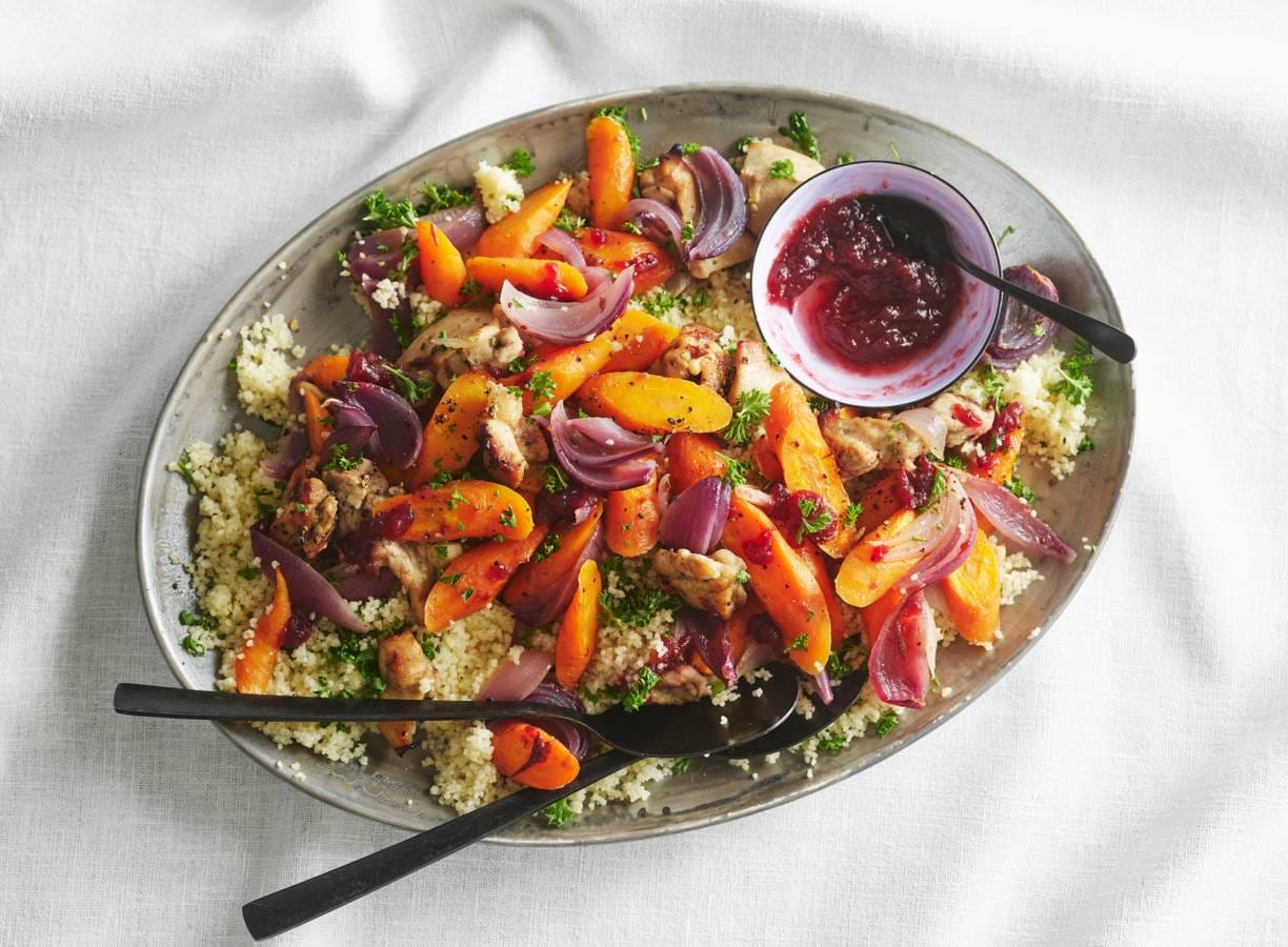 Couscous met kip, bospeen en cranberrysaus