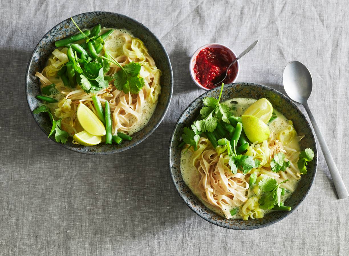 Groene-currysoep met groenten, noedels en taugé